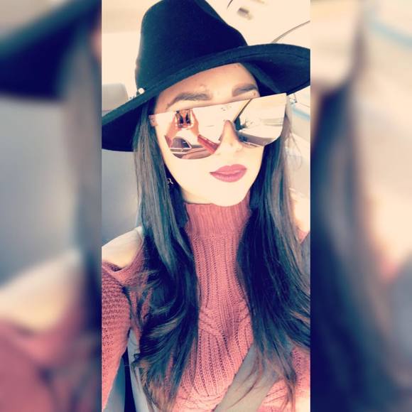 Meet your Posher, Lyz - Picture 1 of 1